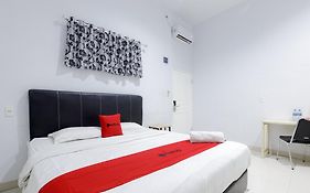 Reddoorz Plus Near Thamrin Plaza Medan